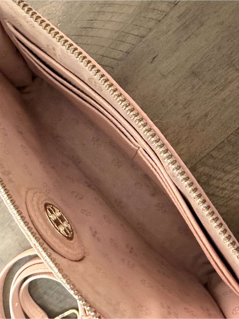 Tory Burch 'Robinson' Pebbled
Leather Crossbody Wallet - Picture 4 of 4